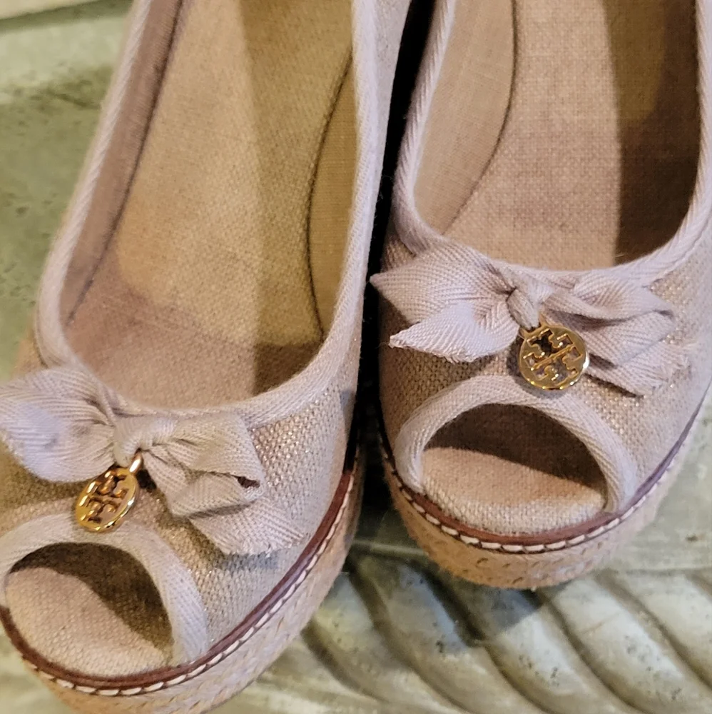 Tory Burch Gold Metalic Canvas Jakie Peep Toe Espidrilles in 8.5. #120